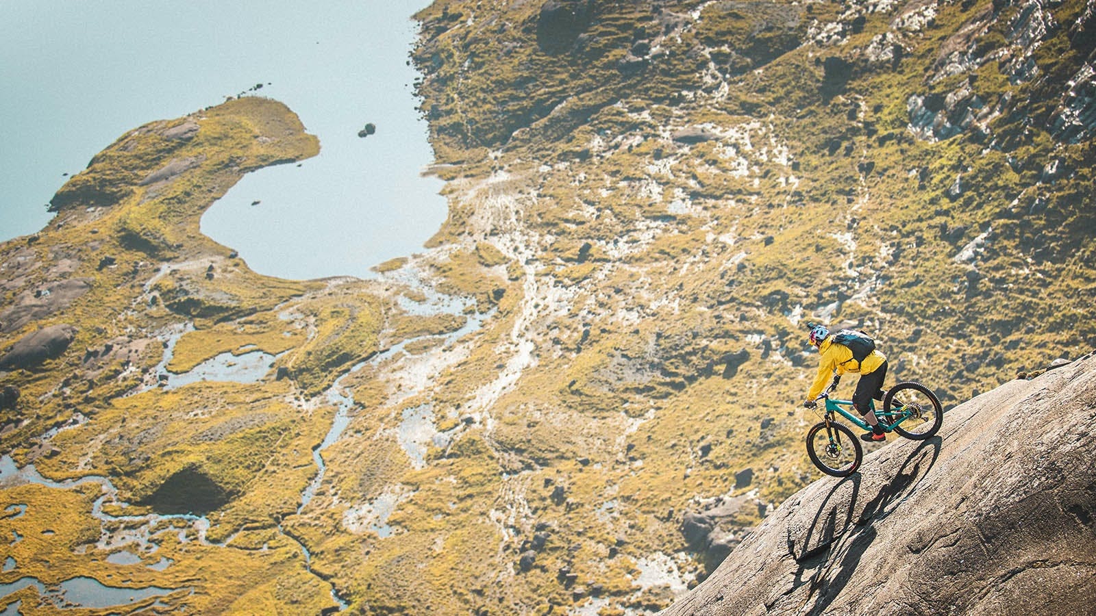 Danny MacAskill beim Steilwandfahren in den schottischen Highlands.