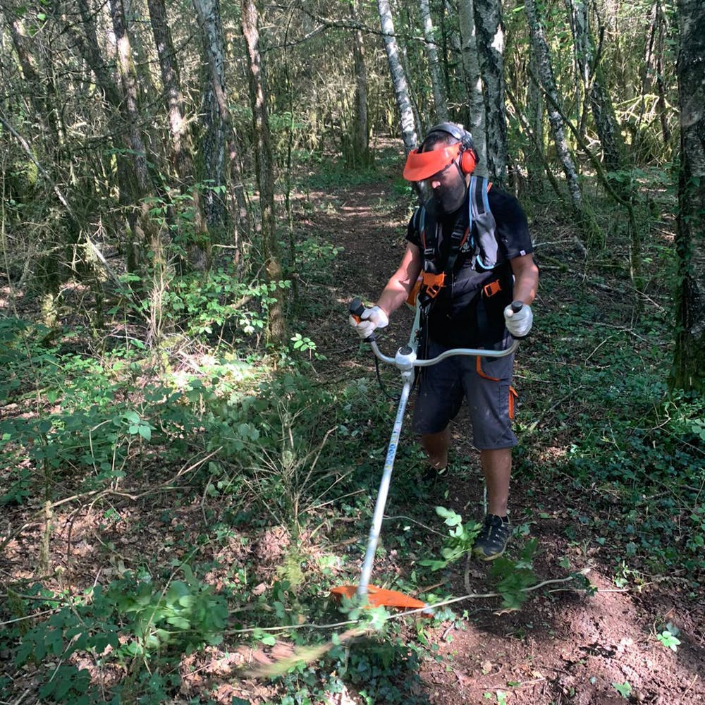Enduro Jura trail maintenance in Saint-Claude - Clearing weeds to widen trail