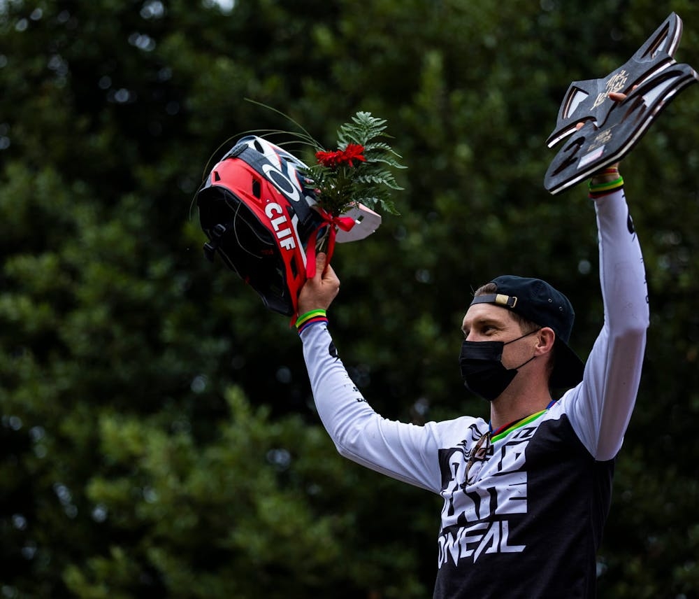 Greg Minnaar feiert seine Downhill-Weltcup Sieg 