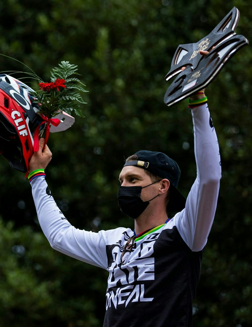 Greg Minnaar feiert seine Downhill-Weltcup Sieg 