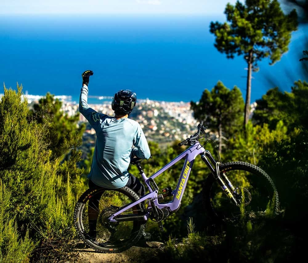 Ein Downhill-Biker genießt die Aussicht mit seinem Santa Cruz Santa Cruz Bullit E-Mountainbike.