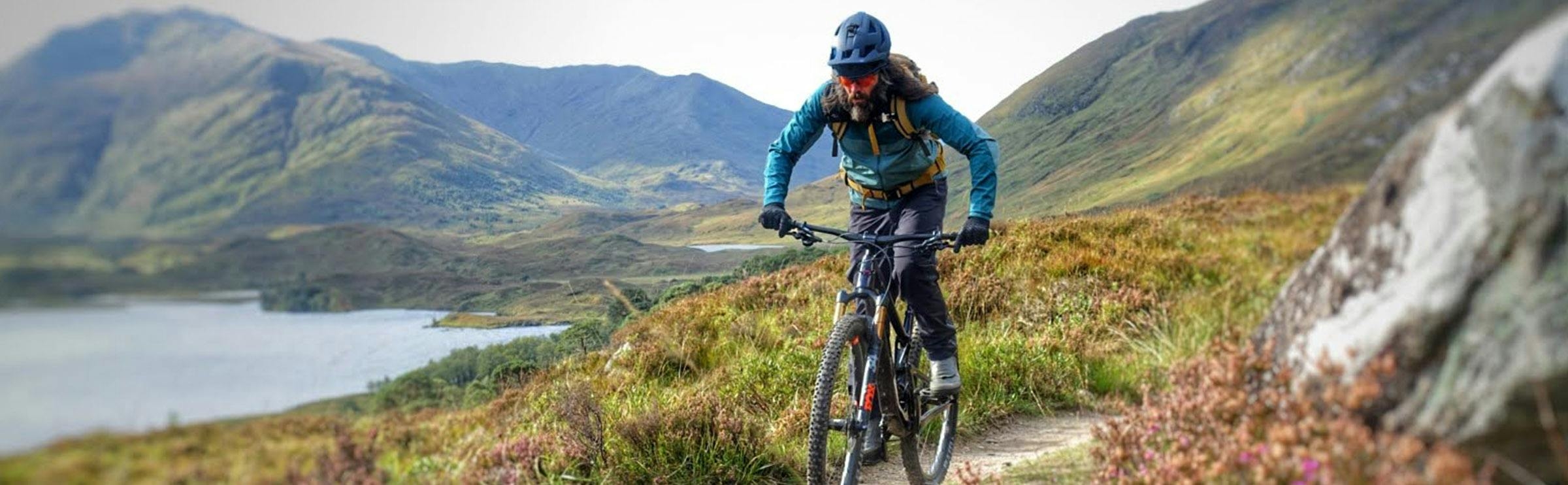 Andy McKenna mit seinem Santa Cruz Mountain Bike in Schottland. 