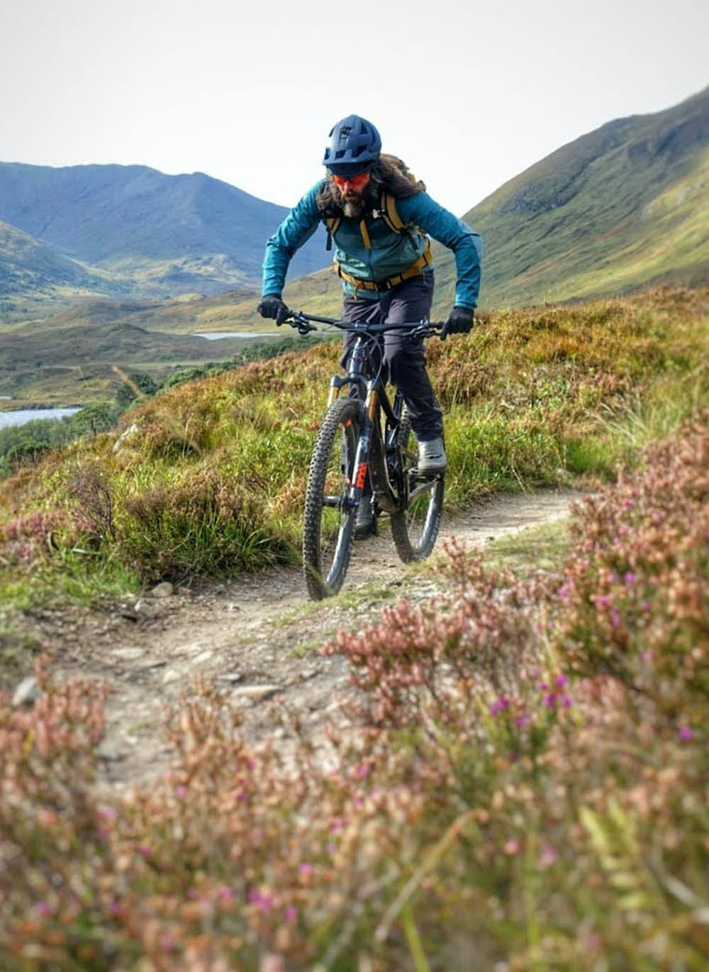 Andy McKenna mit seinem Santa Cruz Mountain Bike in Schottland. 