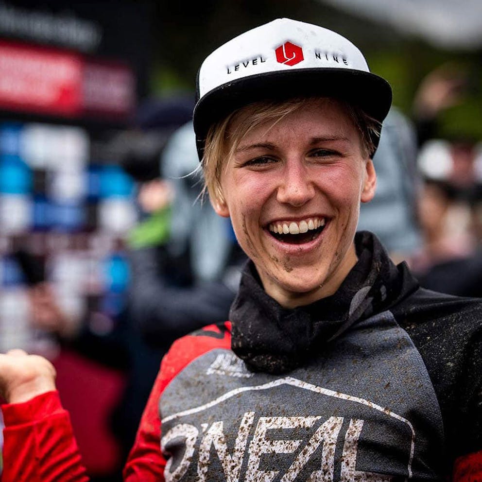Portrait von Downhill World Cup DH Fahrerin Nina Hoffman