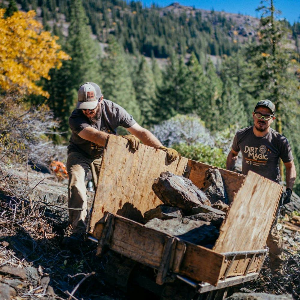 Sierra Buttes Trail Stewardship au travail sur les chemins