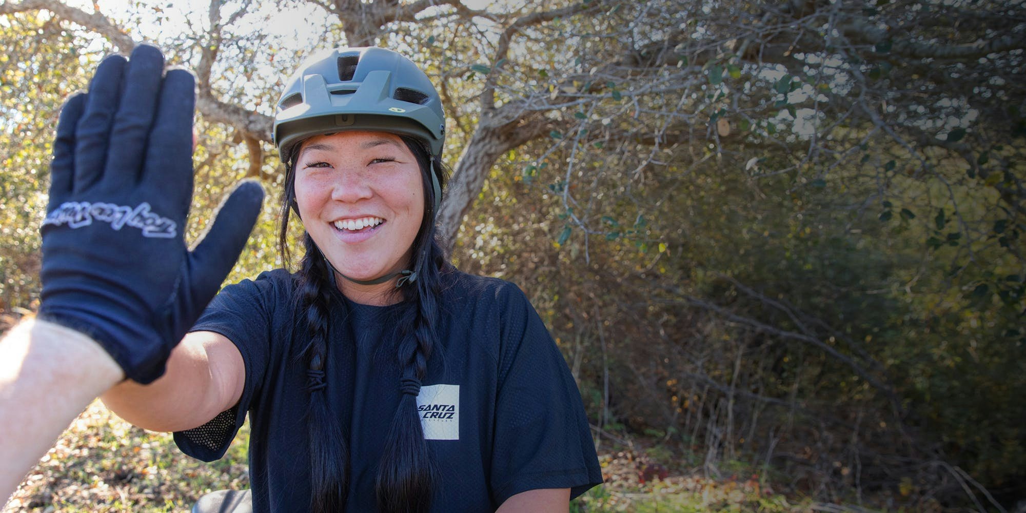 Santa Cruz Bicycles Mitarbeiterin Sarah Bietsch gibt einem Fotografen ein High-Five.