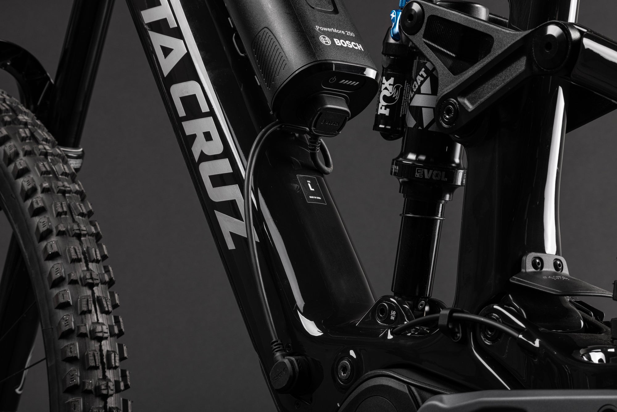 Detalle del Santa Cruz PowerMore instalado en una Bullit